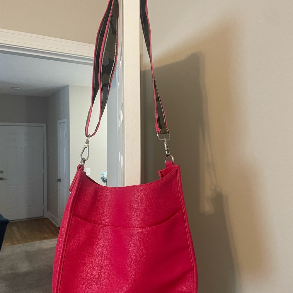 Chic Pink Leather Shoulder Bag with Slouchy Design